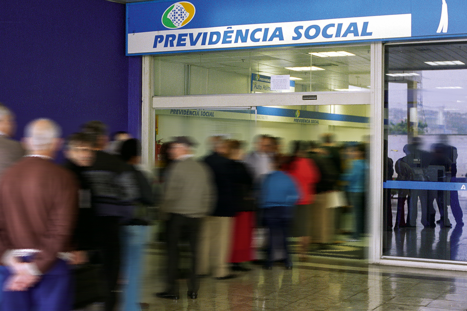 Filas de pedidos de benefícios continuam paradas nos postos do INSS